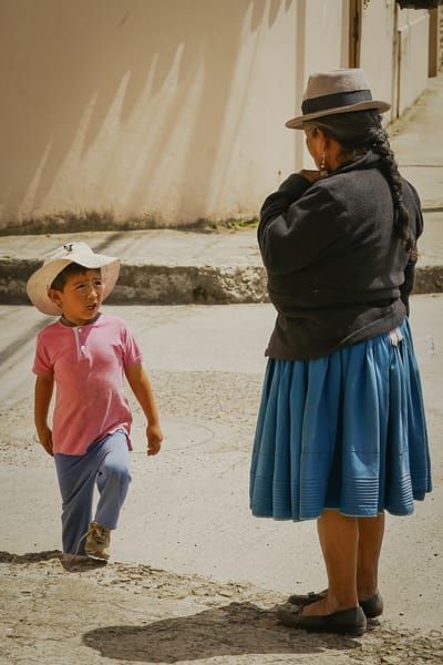Scott Kasden | Shop photo of Andean mother &amp; child talking