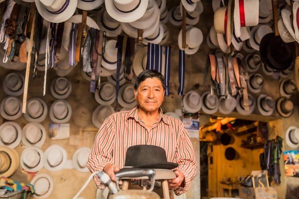 Scott Kasden | Shop photo of Ecuadorian hat maker in shop